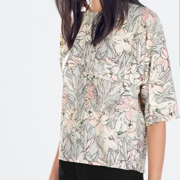 Zara Tops - Zara Basic Floral Hi Low Top Size L Keyhole Closure Pocket Front 1/2 Sleeve